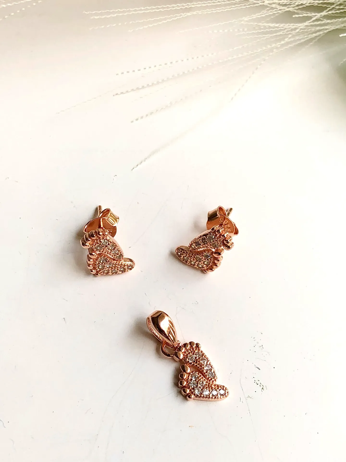 Tiny Feet Pendant Set