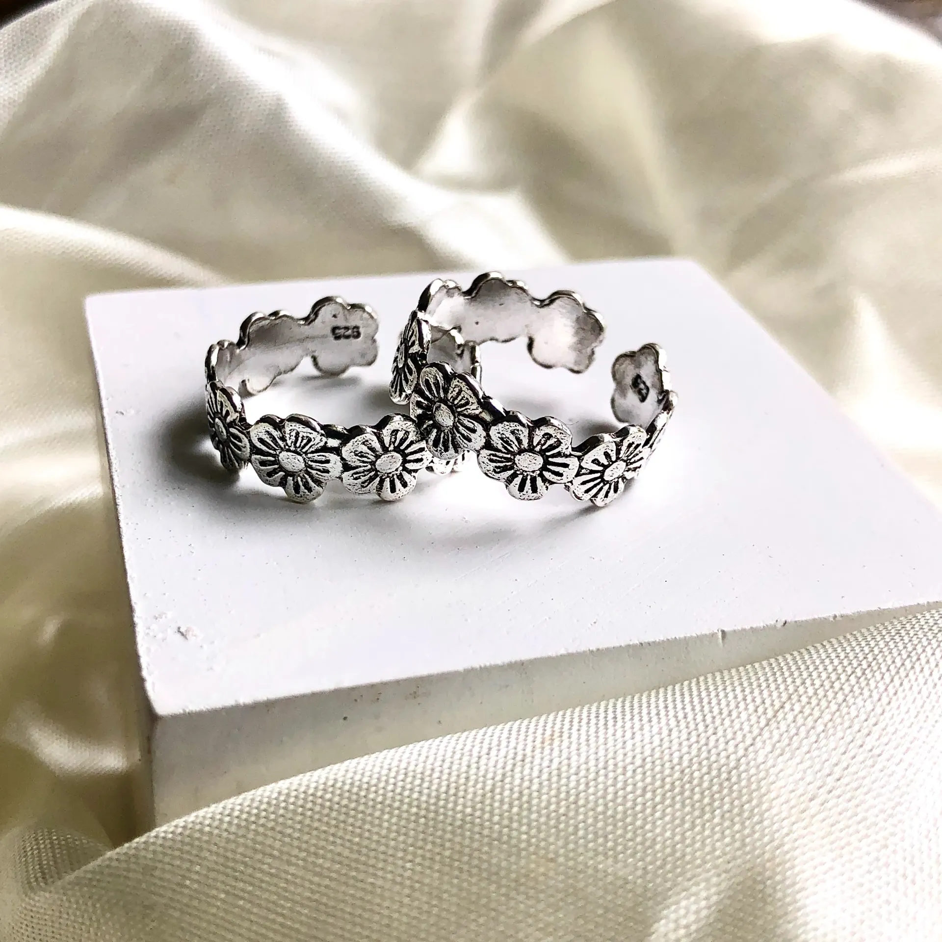 Floret Oxidised Toe Rings