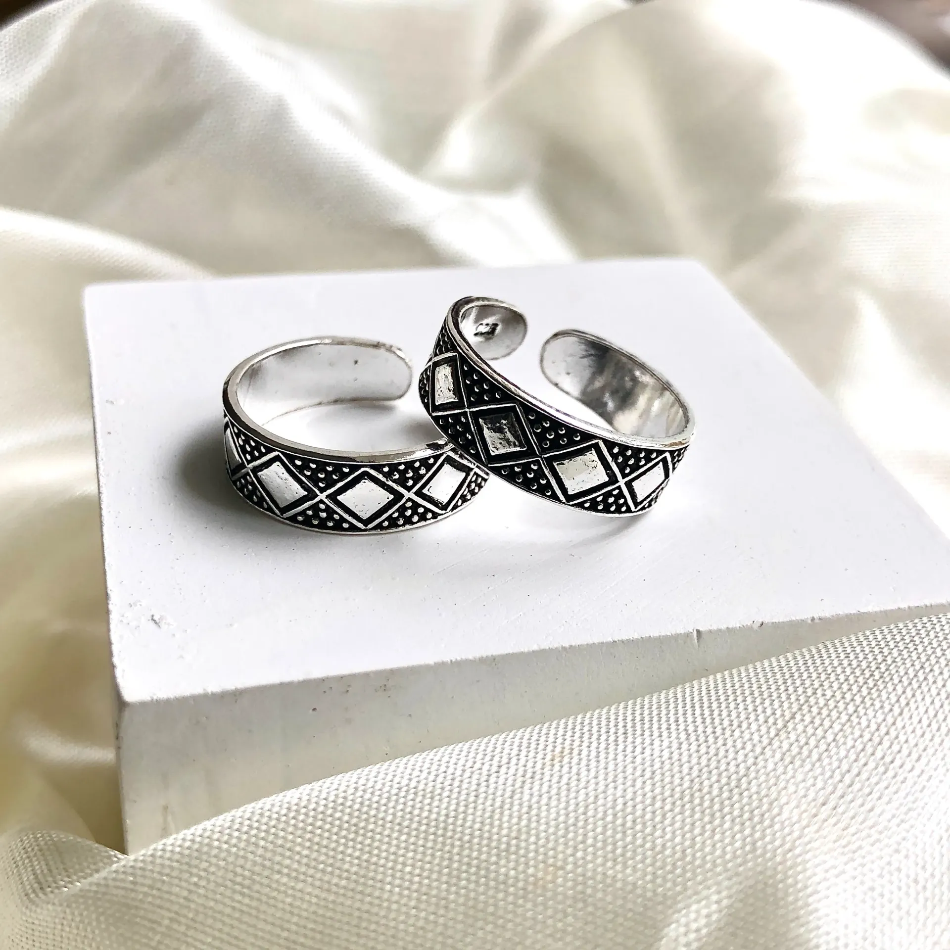Oxidised Boxy Toe Rings