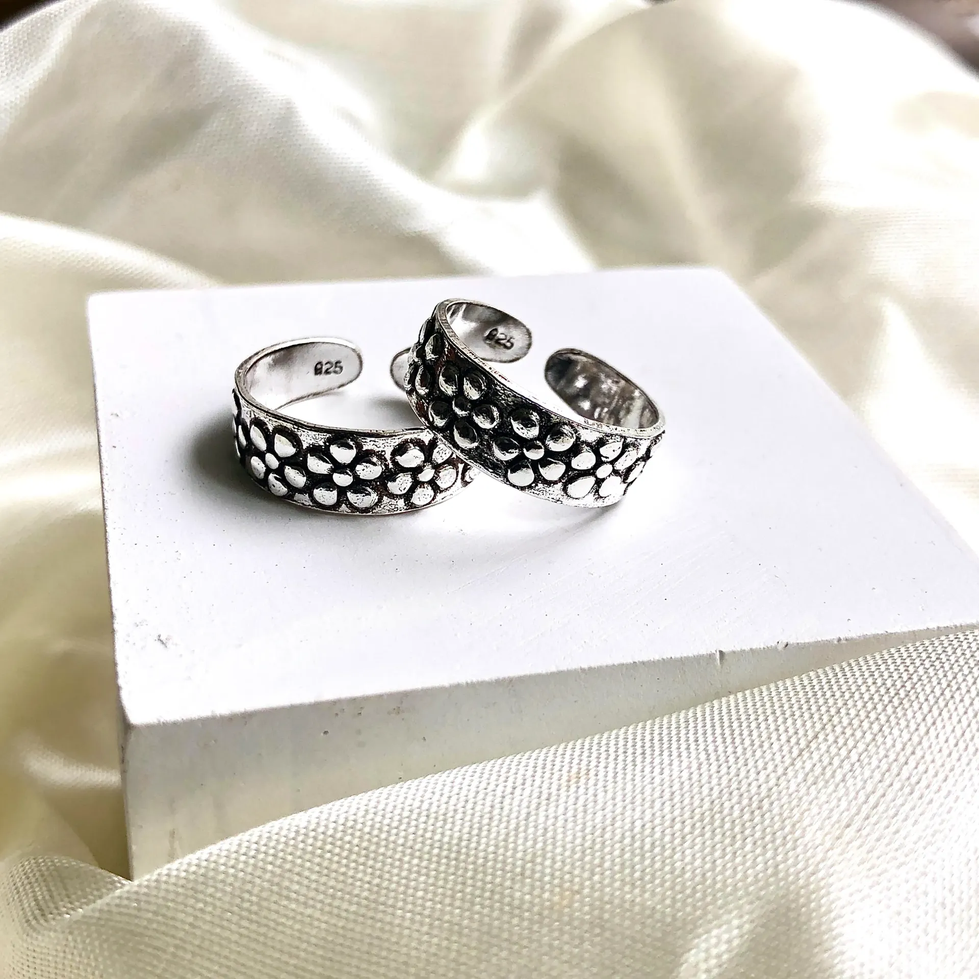 Floral Oxidised Toe Rings